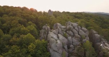 Sunrise - efsanevi bir yer, güzel doğal ormanları, turist ve gezginler Doğu Avrupa ve Ukrayna ile popüler ortasında fantastik kayalar eski mağara manastırda, Bubnyshche kayalarda Dovbush için havadan görünümü
