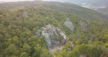 Sunrise - efsanevi bir yer, güzel doğal ormanları, turist ve gezginler Doğu Avrupa ve Ukrayna ile popüler ortasında fantastik kayalar eski mağara manastırda, Bubnyshche kayalarda Dovbush için havadan görünümü
