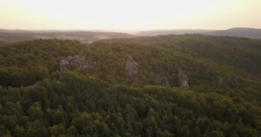 Sunrise - efsanevi bir yer, güzel doğal ormanları, turist ve gezginler Doğu Avrupa ve Ukrayna ile popüler ortasında fantastik kayalar eski mağara manastırda, Bubnyshche kayalarda Dovbush için havadan görünümü