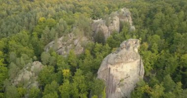 Sunrise - efsanevi bir yer, güzel doğal ormanları, turist ve gezginler Doğu Avrupa ve Ukrayna ile popüler ortasında fantastik kayalar eski mağara manastırda, Bubnyshche kayalarda Dovbush için havadan görünümü