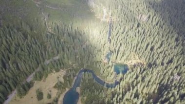 Ünlü Polonya peyzaj-küçük göller, nehir ve orman Tatra Dağları, Polonya Morskie Oko Gölü yakınında havadan görünümü