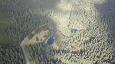 Ünlü Polonya peyzaj-küçük göller, nehir ve orman Tatra Dağları, Polonya Morskie Oko Gölü yakınında havadan görünümü