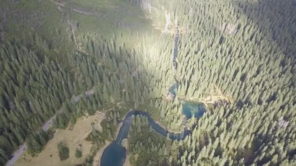 Paysage polonais célèbre - vue aérienne sur les petits lacs, la rivière et la forêt près du lac Morskie Oko dans les montagnes Tatra, Pologne 
