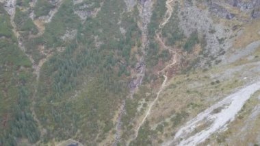 Ünlü Polonya peyzaj-Morskie Oko Gölü yakınında şelale ile Tatra Dağı havadan görünümü, Tatra Dağları, Polonya
