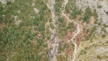 Ünlü Polonya peyzaj-Morskie Oko Gölü yakınında şelale ile Tatra Dağı havadan görünümü, Tatra Dağları, Polonya