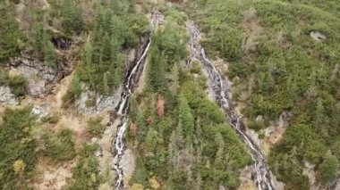 Ünlü Polonya peyzaj-Morskie Oko Gölü yakınında şelale ile Tatra Dağı havadan görünümü, Tatra Dağları, Polonya