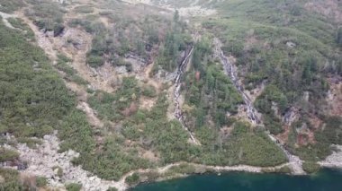 Ünlü Polonya peyzaj-Morskie Oko Gölü yakınında şelale ile Tatra Dağı havadan görünümü, Tatra Dağları, Polonya