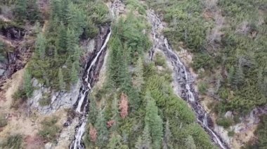 Ünlü Polonya peyzaj-Morskie Oko Gölü yakınında şelale ile Tatra Dağı havadan görünümü, Tatra Dağları, Polonya