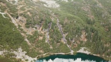 Ünlü Polonya peyzaj-Morskie Oko Gölü yakınında şelale ile Tatra Dağı havadan görünümü, Tatra Dağları, Polonya