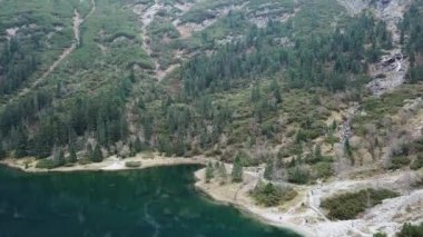 Ünlü Polonya peyzaj-Morskie Oko Gölü yakınında şelale ile Tatra Dağı havadan görünümü, Tatra Dağları, Polonya