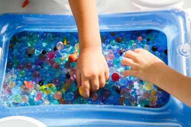 renkli cam top, oyun ile oynamak ile oynayan çocuk renkli