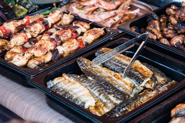 Cocina al aire libre Gastronomía Buffet con comida saludable para llevar: verduras a la parrilla, pescado y carne en el mercado culinario de comida callejera, festival, evento . —  Fotos de Stock