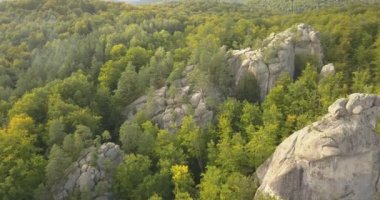 Dovbush kayalarda Bubnyshche - efsanevi bir yer, güzel doğal ormanları, turist ve gezginler Doğu Avrupa ve Ukrayna ile popüler ortasında fantastik kayalar eski mağara manastırda için havadan görünümü