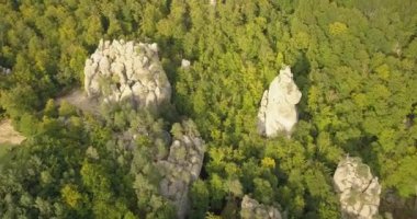 Dovbush kayalarda Bubnyshche - efsanevi bir yer, güzel doğal ormanları, turist ve gezginler Doğu Avrupa ve Ukrayna ile popüler ortasında fantastik kayalar eski mağara manastırda için havadan görünümü