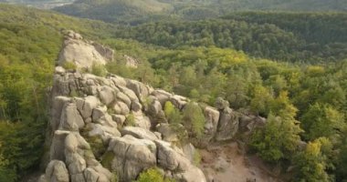 Dovbush kayalarda Bubnyshche - efsanevi bir yer, güzel doğal ormanları, turist ve gezginler Doğu Avrupa ve Ukrayna ile popüler ortasında fantastik kayalar eski mağara manastırda için havadan görünümü