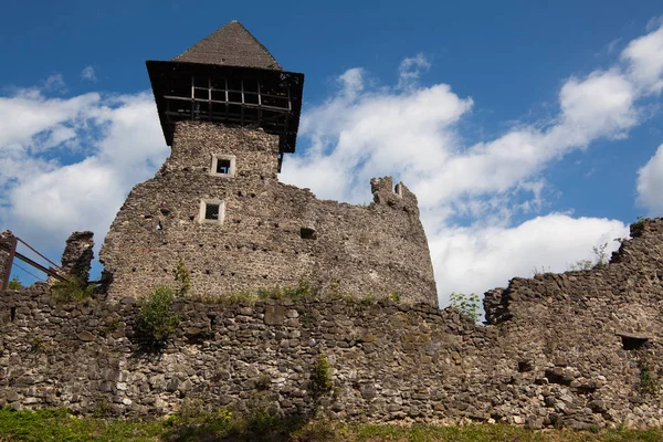 Ruins of Castle Nevytske in Transcarpathian region. Main keep to — Stock Photo, Image