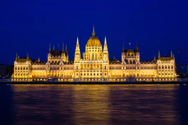 Nachts beleuchtetes Budapester Parlamentsgebäude mit dunklem Himmel — Stockfoto