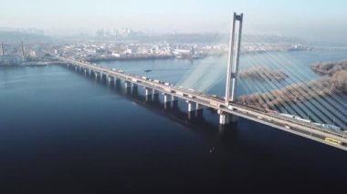 Güney Köprüsü, şehir Kiev Ukrayna hava. Güney Köprüsü Kiev şehir. Dinyeper nehir, nehir köprü üstünden geçiyor. Şehir manzarası kuşbakışı göz görünümü Köprü Nehri üzerinde