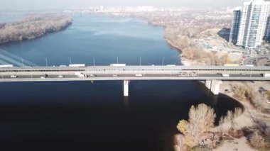 Güney Köprüsü, şehir Kiev Ukrayna hava. Güney Köprüsü Kiev şehir. Dinyeper nehir, nehir köprü üstünden geçiyor. Şehir manzarası kuşbakışı göz görünümü Köprü Nehri üzerinde