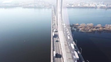 Güney Köprüsü, şehir Kiev Ukrayna hava. Güney Köprüsü Kiev şehir. Dinyeper nehir, nehir köprü üstünden geçiyor. Şehir manzarası kuşbakışı göz görünümü Köprü Nehri üzerinde