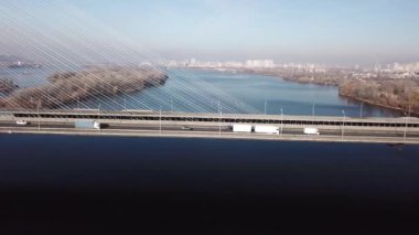 Üzerinde birçok araba ile havadan üst görüş Köprüsü, Kiev Ukrayna