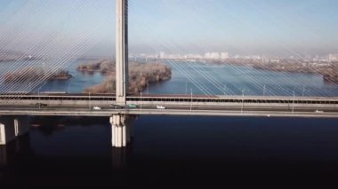 Güney Köprüsü, şehir Kiev Ukrayna hava. Güney Köprüsü Kiev şehir. Dinyeper nehir, nehir köprü üstünden geçiyor. Şehir manzarası kuşbakışı göz görünümü Köprü Nehri üzerinde