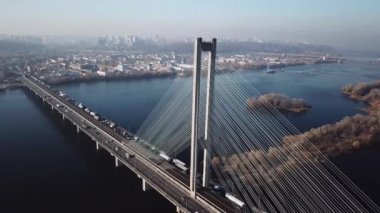 Güney Köprüsü, şehir Kiev Ukrayna hava. Güney Köprüsü Kiev şehir. Dinyeper nehir, nehir köprü üstünden geçiyor. Şehir manzarası kuşbakışı göz görünümü Köprü Nehri üzerinde