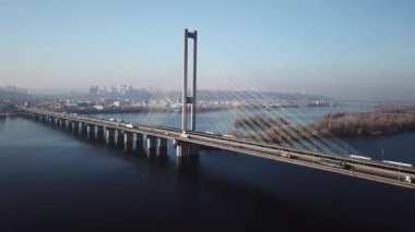 Güney Köprüsü, şehir Kiev Ukrayna hava. Güney Köprüsü Kiev şehir. Dinyeper nehir, nehir köprü üstünden geçiyor. Şehir manzarası kuşbakışı göz görünümü Köprü Nehri üzerinde