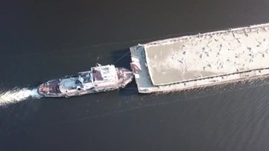 Nehir Dnipro, Kyiv, Ukrayna üzerinde yüzer ile yüklü mavna hava görünümü