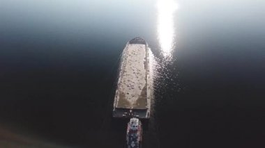 Nehir Dnipro, Kyiv, Ukrayna üzerinde yüzer ile yüklü mavna hava görünümü