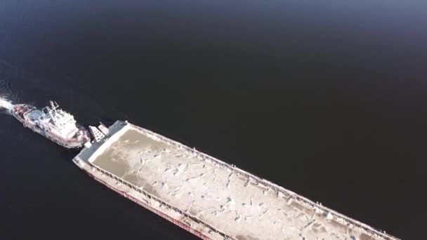 Vista Aerea Chiatta Caricata Con Carri Allegorici Sul Fiume Dnipro — Video Stock