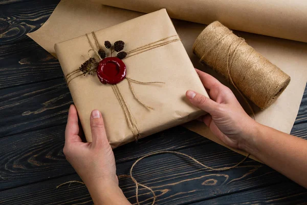 包装礼品用工艺纸包裹, 用绳子捆扎的过程 — 图库照片