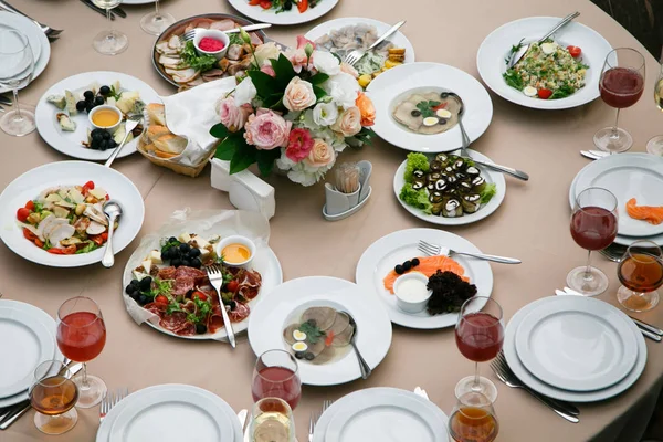 Servi pour table de restaurant de banquet avec plats, collation, couverts , — Photo