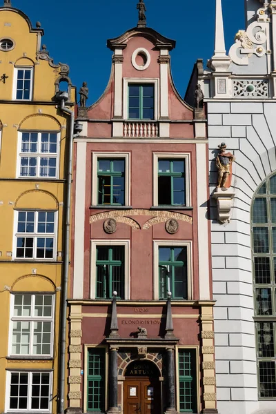 Edificios de colores típicos en el centro turístico histórico de la — Foto de Stock