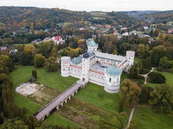 Krasiczyn のクラシツキ宮殿への空中眺め, ポーランド — ストック写真