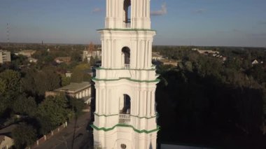 Ukrayna 'nın Chernihiv bölgesindeki Kozelets' teki Katedral İsa 'nın Doğumu Kutsal Bakire' ye uçak manzarası. 1752-1763 yılları arasında inşa edilen Ukrayna ve Elizabeth dönemi barok tarzında önemli bir mimari anıt.