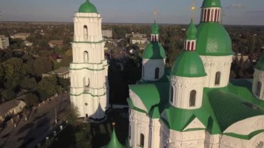 Ukrayna 'nın Chernihiv bölgesindeki Kozelets' teki Katedral İsa 'nın Doğumu Kutsal Bakire' ye uçak manzarası. 1752-1763 yılları arasında inşa edilen Ukrayna ve Elizabeth dönemi barok tarzında önemli bir mimari anıt.
