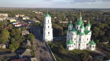Ukrayna 'nın Chernihiv bölgesindeki Kozelets' teki Katedral İsa 'nın Doğumu Kutsal Bakire' ye uçak manzarası. 1752-1763 yılları arasında inşa edilen Ukrayna ve Elizabeth dönemi barok tarzında önemli bir mimari anıt.