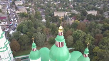 Ukrayna 'nın Chernihiv bölgesindeki Kozelets' teki Katedral İsa 'nın Doğumu Kutsal Bakire' ye uçak manzarası. 1752-1763 yılları arasında inşa edilen Ukrayna ve Elizabeth dönemi barok tarzında önemli bir mimari anıt.