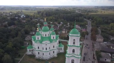 Ukrayna 'nın Chernihiv bölgesindeki Kozelets' teki Katedral İsa 'nın Doğumu Kutsal Bakire' ye uçak manzarası. 1752-1763 yılları arasında inşa edilen Ukrayna ve Elizabeth dönemi barok tarzında önemli bir mimari anıt.