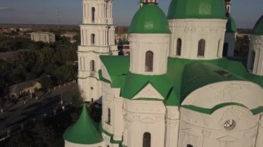 Ukrayna 'nın Chernihiv bölgesindeki Kozelets' teki Katedral İsa 'nın Doğumu Kutsal Bakire' ye uçak manzarası. 1752-1763 yılları arasında inşa edilen Ukrayna ve Elizabeth dönemi barok tarzında önemli bir mimari anıt.