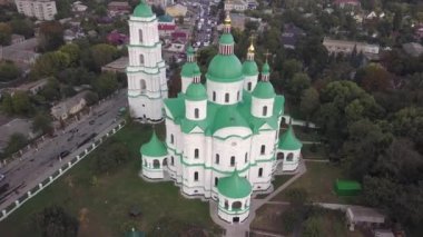 Ukrayna 'nın Chernihiv bölgesindeki Kozelets' teki Katedral İsa 'nın Doğumu Kutsal Bakire' ye uçak manzarası. 1752-1763 yılları arasında inşa edilen Ukrayna ve Elizabeth dönemi barok tarzında önemli bir mimari anıt.