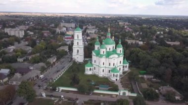 Ukrayna 'nın Chernihiv bölgesindeki Kozelets' teki Katedral İsa 'nın Doğumu Kutsal Bakire' ye uçak manzarası. 1752-1763 yılları arasında inşa edilen Ukrayna ve Elizabeth dönemi barok tarzında önemli bir mimari anıt.