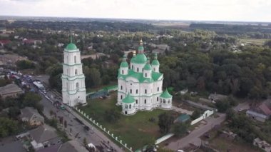 Ukrayna 'nın Chernihiv bölgesindeki Kozelets' teki Katedral İsa 'nın Doğumu Kutsal Bakire' ye uçak manzarası. 1752-1763 yılları arasında inşa edilen Ukrayna ve Elizabeth dönemi barok tarzında önemli bir mimari anıt.