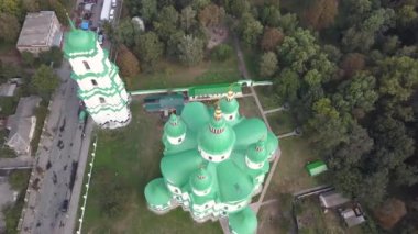 Ukrayna 'nın Chernihiv bölgesindeki Kozelets' teki Katedral İsa 'nın Doğumu Kutsal Bakire' ye uçak manzarası. 1752-1763 yılları arasında inşa edilen Ukrayna ve Elizabeth dönemi barok tarzında önemli bir mimari anıt.