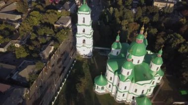 Ukrayna 'nın Chernihiv bölgesindeki Kozelets' teki Katedral İsa 'nın Doğumu Kutsal Bakire' ye uçak manzarası. 1752-1763 yılları arasında inşa edilen Ukrayna ve Elizabeth dönemi barok tarzında önemli bir mimari anıt.