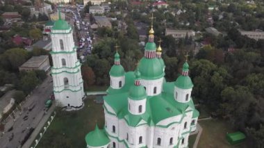 Ukrayna 'nın Chernihiv bölgesindeki Kozelets' teki Katedral İsa 'nın Doğumu Kutsal Bakire' ye uçak manzarası. 1752-1763 yılları arasında inşa edilen Ukrayna ve Elizabeth dönemi barok tarzında önemli bir mimari anıt.