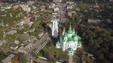 Ukrayna 'nın Chernihiv bölgesindeki Kozelets' teki Katedral İsa 'nın Doğumu Kutsal Bakire' ye uçak manzarası. 1752-1763 yılları arasında inşa edilen Ukrayna ve Elizabeth dönemi barok tarzında önemli bir mimari anıt.