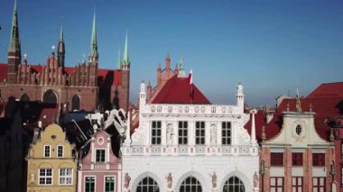 Polonya 'nın Gdansk kentinin tarihi turistik merkezindeki tipik renkli binalar