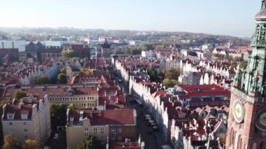 Polonya 'nın Gdansk kentinin tarihi turistik merkezindeki tipik renkli binalar